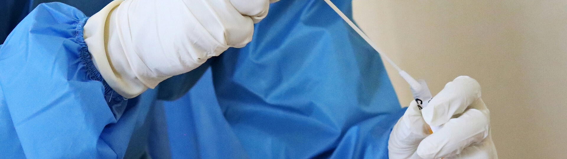 Equipo clínico preparando un tratamiento de implantes