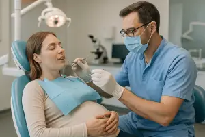Durante el embarazo, es fundamental cuidar la salud bucal por cambios hormonales que aumentan el riesgo de gingivitis y caries, afectando a madre y bebé.