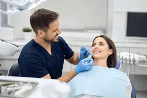 El estrés daña la salud bucal, causando caries y bruxismo. Consulta con expertos para adoptar hábitos saludables y proteger tu sonrisa.