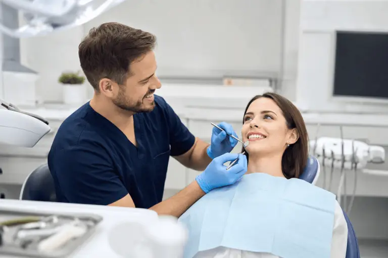El estrés daña la salud bucal, causando caries y bruxismo. Consulta con expertos para adoptar hábitos saludables y proteger tu sonrisa.